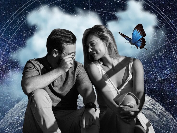 Ein Paar sitzt eng beieinander und lächelt sich liebevoll an. Ihr Bild ist in Schwarz-Weiß gehalten, während der Hintergrund einen kosmischen Sternenhimmel mit astrologischen Symbolen zeigt. Weiche, leuchtende Wolken schweben im Raum, und ein blauer Schmetterling fliegt zwischen ihnen. Die Szene wirkt romantisch, träumerisch und symbolisiert möglicherweise eine tiefe Verbindung oder Transformation in der Liebe.