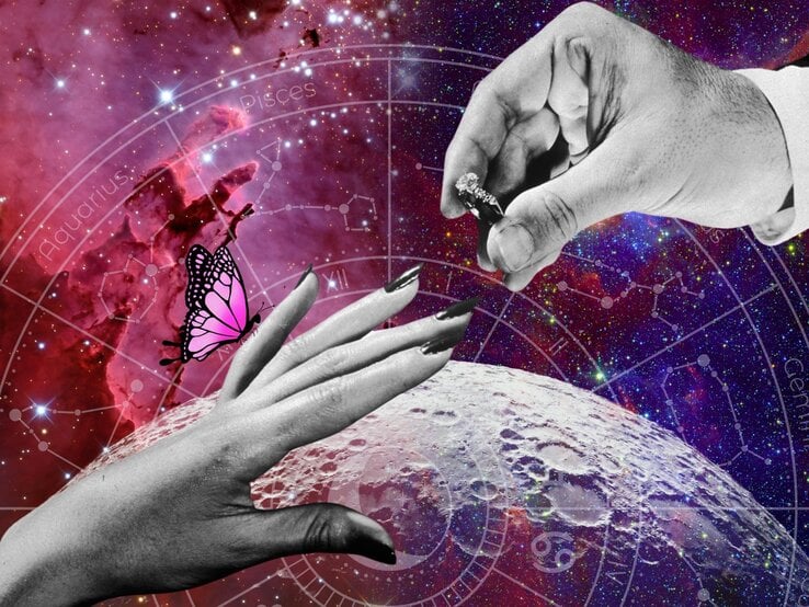 Eine stilisierte Collage zeigt eine schwarz-weiße Hand, die einen Verlobungsring entgegennimmt. Im Hintergrund ist ein farbenfrohes Universum mit Sternbildern, einem Horoskop-Rad und dem Mond zu sehen. Eine pinke Schmetterlingsillustration sitzt auf der Hand, während eine weitere Hand im Anzug den Ring überreicht. Die Szene wirkt romantisch, verträumt und symbolisch – wie ein kosmischer Heiratsantrag.