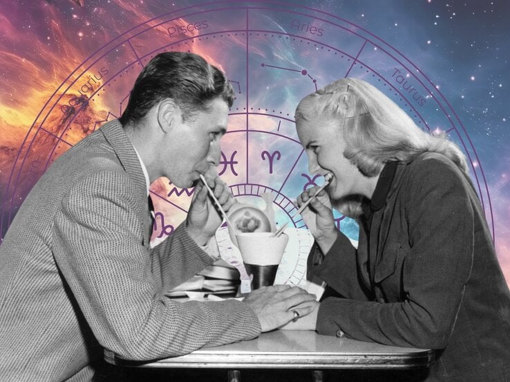 Schwarz-weiß-Fotografie eines Paares im Vintage-Stil, das sich in einem Diner einen Milchshake teilt und dabei flirtend lächelt. Im Hintergrund eine farbenprächtige, kosmische Illustration mit Sternzeichenrad und astrologischen Symbolen, die eine verspielte Verbindung zwischen Romantik und Astrologie schafft.
