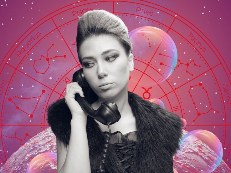 Eine Frau im Retro-Look, in Schwarz-Weiß dargestellt, hält einen klassischen Telefonhörer ans Ohr und blickt nachdenklich. Im Hintergrund leuchtet ein astrologisches Horoskop-Rad in Pink- und Violetttönen mit Sternzeichen und Konstellationen. Schimmernde Blasen und ein planetenartiger Himmelskörper verstärken die mystisch-romantische Stimmung der Szene.