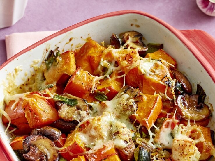 Kürbis-Champignon-Auflauf in einer Form / Draufsicht, schräg